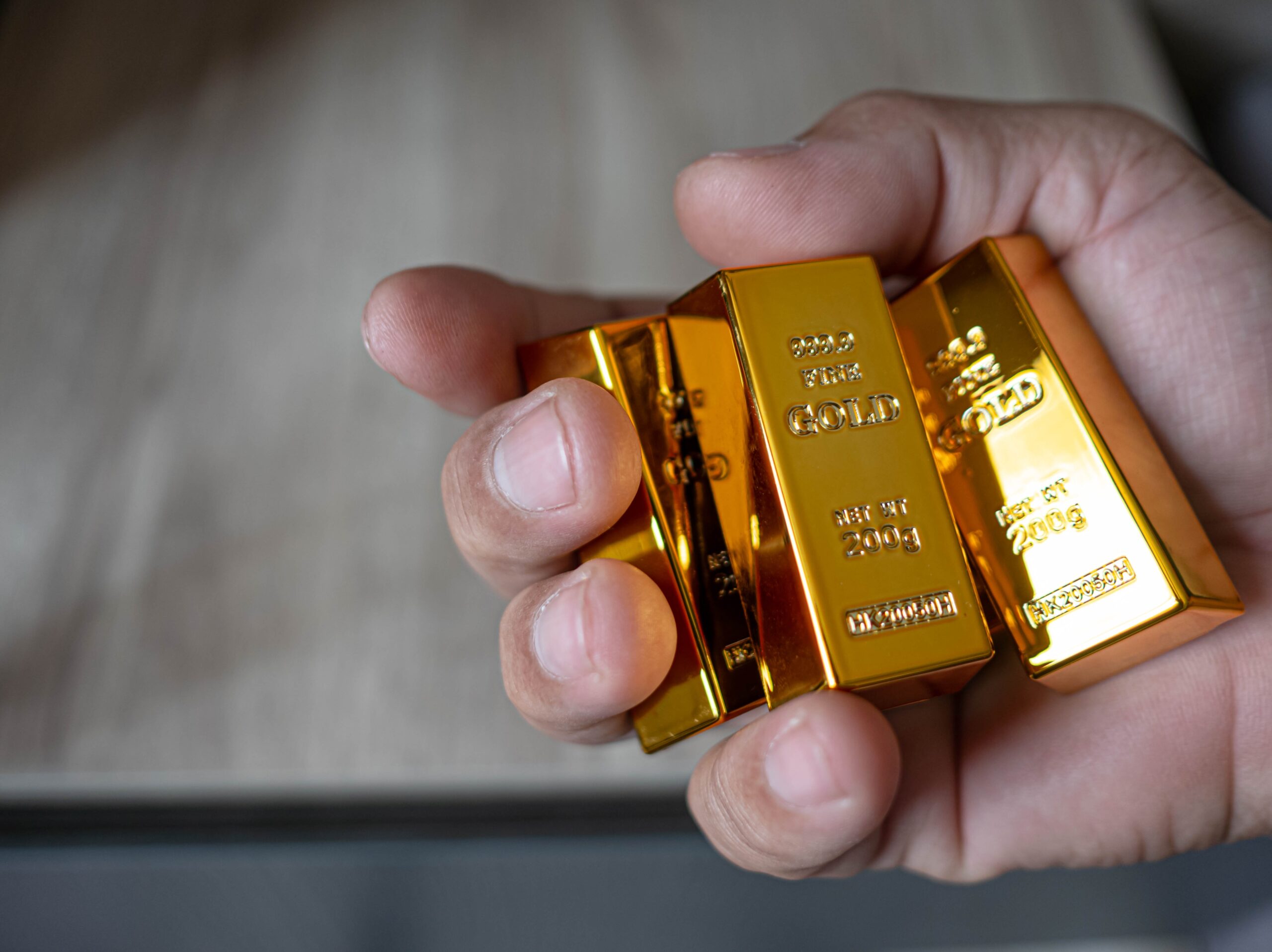 Proč teď tolik lidí nakupuje zlato?